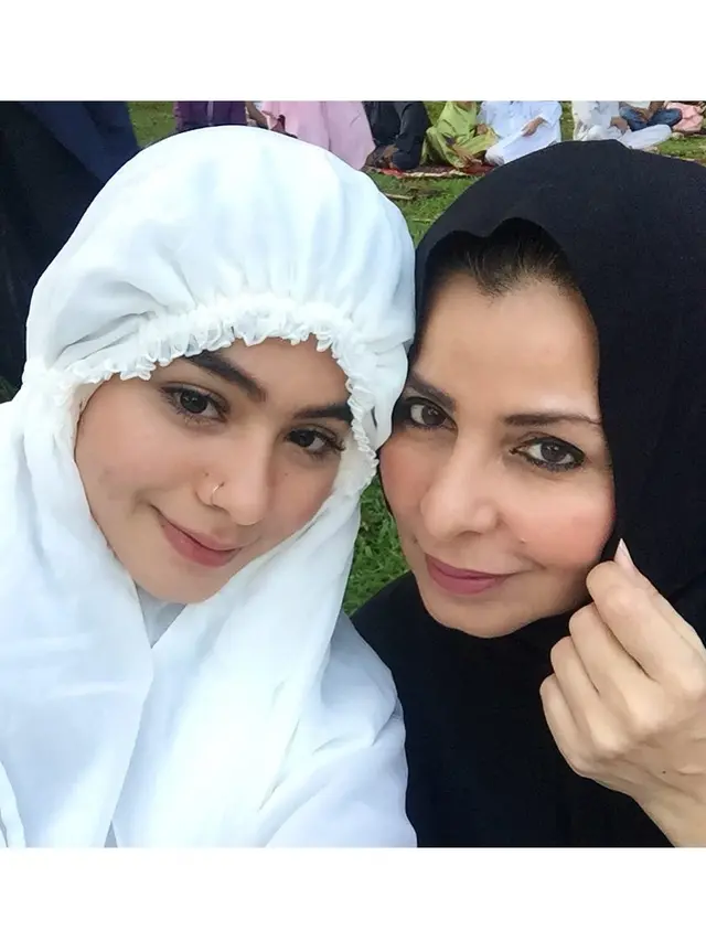 6 Momen Kebersamaan Sahila Hisyam dan Ibu Bulenya, Bak Kakak Adik