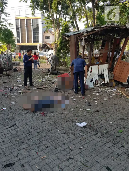 Dua korban ledakan bom tergeletak di salah satu gereja di Surabaya, Minggu (12/5). Ledakan bom terjadi di tiga gereja, yaitu Gereja Kristen Indonesia Jalan Diponegoro, Gereja Santa Maria, dan Gereja Pantekosta di Jalan Arjuno. (Liptan6.com/Istimewa)