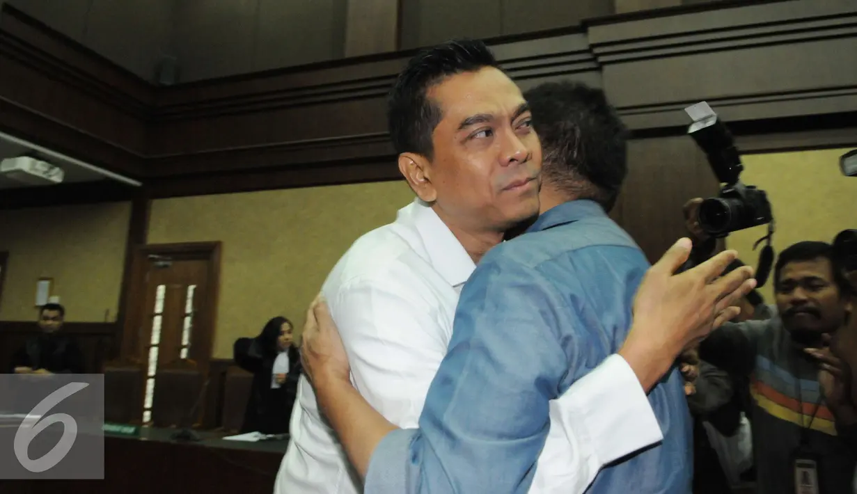 Mantan Ketua Komisi D DPRD DKI Jakarta, M. Sanusi memeluk kenalannya usai menjalani sidang lanjutan di Pengadilan Tipikor, Jakarta Pusat, Kamis (29/12). (Liputan6.com/Helmi Affandi)