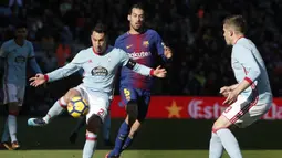 Bek Celta Vigo, Hugo Mallo, mengontrol bola saat melawan Barcelona pada laga La Liga Spanyol di Stadion Camp Nou, Katalonia, Sabtu (2/12/2017). Kedua klub bermain imbang 2-2. (AFP/Pau Barrena)