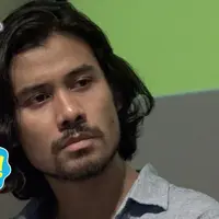 Untuk memperingati pelaku pembajakan, Chicco Jerikho jadi bintang iklan anti pembajakan film.