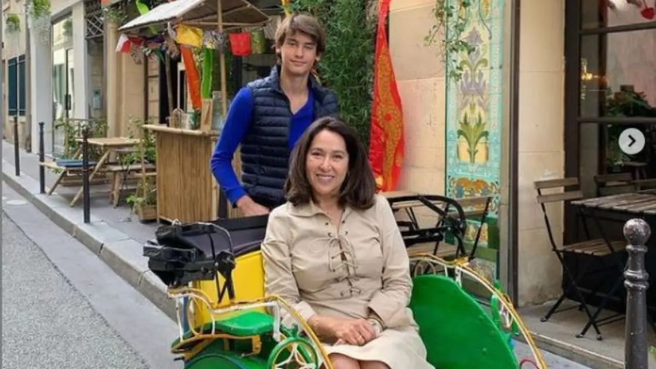 Cucu Sukarno Menarik Becak di Depan Restoran di Paris