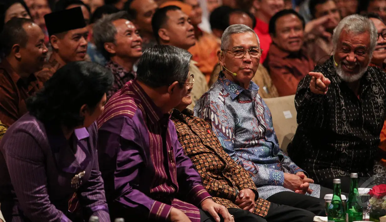 Perbincangan hangat yang diselingi canda tampak terlihat dalam acara Supermentor-6: Leaders, Jakarta, Minggu (17/5/2015). Empat tokoh negarawan berbagi pengalamannya dalam rangka menyambut Hari Kebangkitan Nasional ke-107 (Liputan6.com/Faizal Fanani)