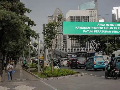 Sejumlah kendaraan melintasi rambu elektronik yang berada di Jalan Sudirman, Jakarta, Kamis (28/3). Dinas Perhubungan DKI Jakarta berencana menambah pemasangan rambu elektronik di sejumlah ruas jalan Ibu Kota. (Liputan6.com/Faizal Fanani)