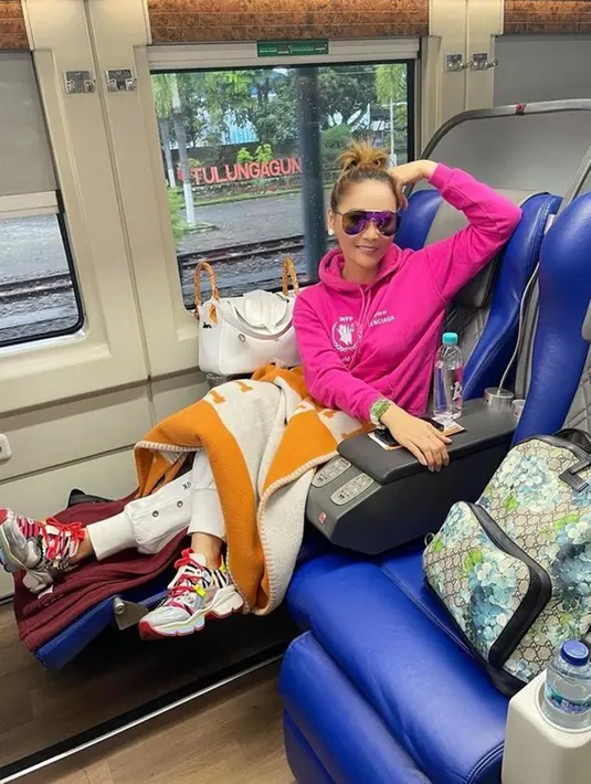 Ternyata, diketahui bahwa hampir setiap perjalanan dengan kereta api Inul membawa selimut merk ternama yang berbeda. Mulai dari baju, sepatu dan tasnya juga keluaran dari merk ternama.(Liputan6.com/IG/@inul.d)