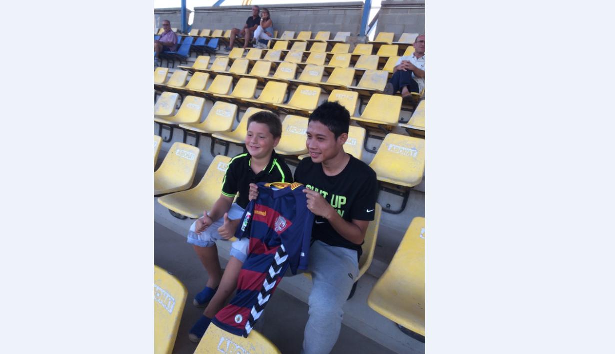 Evan Dimas Darmono disambut fan klub Katalan, UE Llagostera, saat hadir pertama kali di markas klub anggota Divisi Dua Spanyol tersebut. (Dok. pribadi)