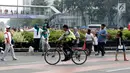 Polisi bersepeda berpatroli di lokasi car free day, Jakarta, Minggu (21/5). Untuk mengamankan jalannya car free day, polisi bersepeda rutin melakukan patroli dengan berkeliling di sepanjang jalan Sudirman-Thamrin. (Liputan6.com/Immanuel Antonius)