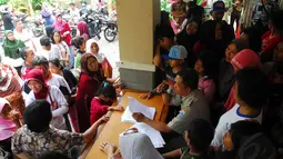 Program Kartu Jakarta Pintar (KJP) yang digulirkan Pemprov DKI mendapat antusiasme tinggi dari warga Kelurahan Lenteng Agung, Jakarta, Rabu (4/6/14). (Liputan6.com/Miftahul Hayat)