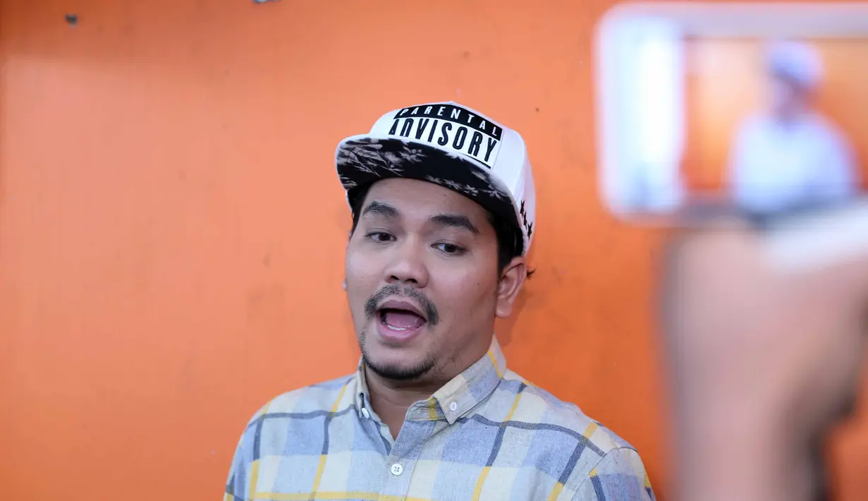 Indra menambahkan, kondisi istri saat ini mulai membaik dibanding beberapa hari lalu. Terlebih terus mendapatkan perawatan sejak melahirkan. (Nurwahyunan/Bintang.com)