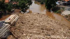 Puluhan ton sampah menumpuk di kolong jembatan Rawajati, Kalibata, Jakarta, Senin (16/11/2015). Sampah yang didominasi batang bambu terbawa arus sungai Ciliwung akibat hujan deras yang melanda Bogor pada Minggu (15/11). (Liputan6.com/Helmi Fithriansyah)