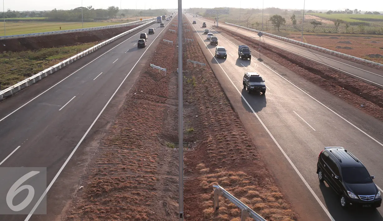 Penampakan arus lalu lintas di Tol Cipali, Jawa Barat, arus lalu lintas di Tol Cipali terlihat lancar. (Liputan6.com/Herman Zakharia)