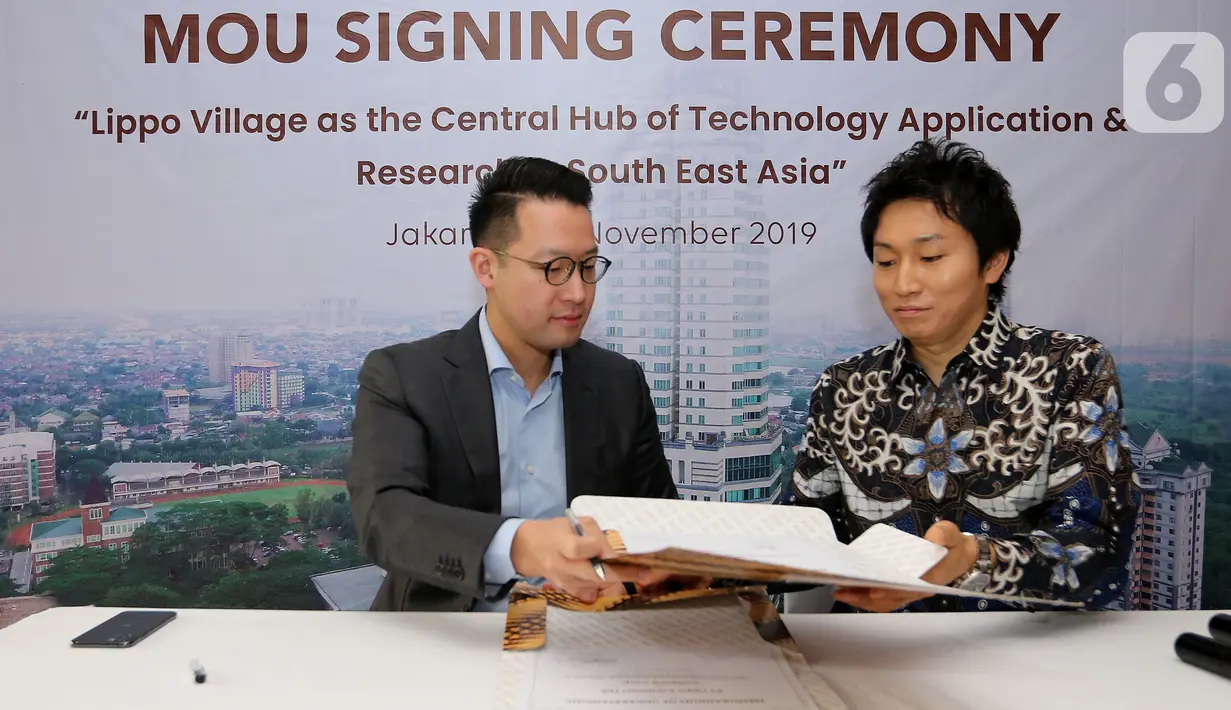 CEO PT Lippo Karawaci John Riady dan VP and Head of Global Business Strategy SoftBank Hidebumi Kitahara saat MoU kerjasama di Jakarta, Kamis (28/11/2019). SoftBank juga memanfaatkan wawasan penyebaran teknologi untuk memperkenalkan berbagai teknologi di Lippo Village. (Liputan6.com/Fery Pradolo)