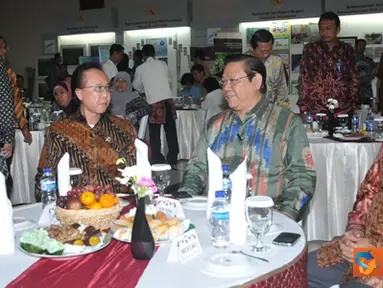 Citizen6, Jakarta: Menko Kesra Agung Laksono dan MKP Sharif C Sutardjo menyaksikan penadatanganan Naskah Kesepakatan Bersama antara Kementerian Pelaksana PNPM Mandiri dg BRI. Pada 2012 ini merupakan tahun ke-enam dalam pelaksanaan PNPM Mandiri, sejak dica