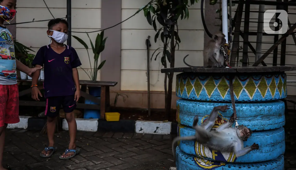 Anak-anak bermain di ruang edukasi anak di halaman Kantor Kelurahan Karet, Jakarta Selatan, Selasa (30/3/2021). Lurah Karet, Kiki Muhammad Akbar berharap tempat ini berfungsi sebagai ruang interaksi dan juga sarana edukasi bagi warga. (Liputan6.com/Johan Tallo)