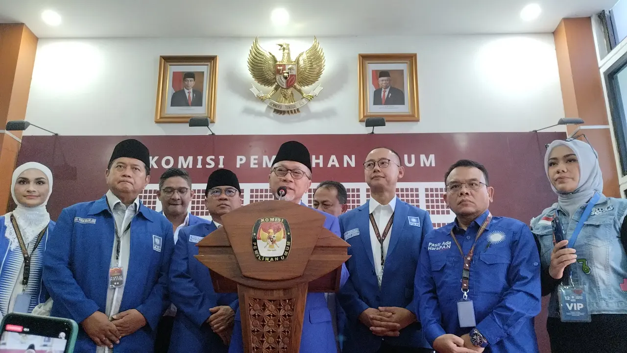Ketua Umum (Ketum) Partai Amanat Nasional (PAN) Zulkifli Hasan mendaftarkan Bacaleg partainya ke Komisi Pemilihan Umum (KPU) RI, Jakarta Pusat, Jumat (12/5/2023).