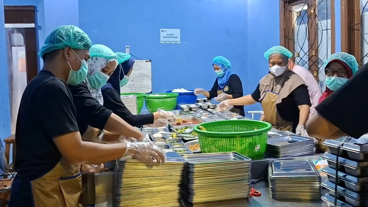 Sejumlah pegawai melakukan pengemasan makanan untuk program MBG di dapur SPPG Mampang 1 Pancoran Mas, Depok.