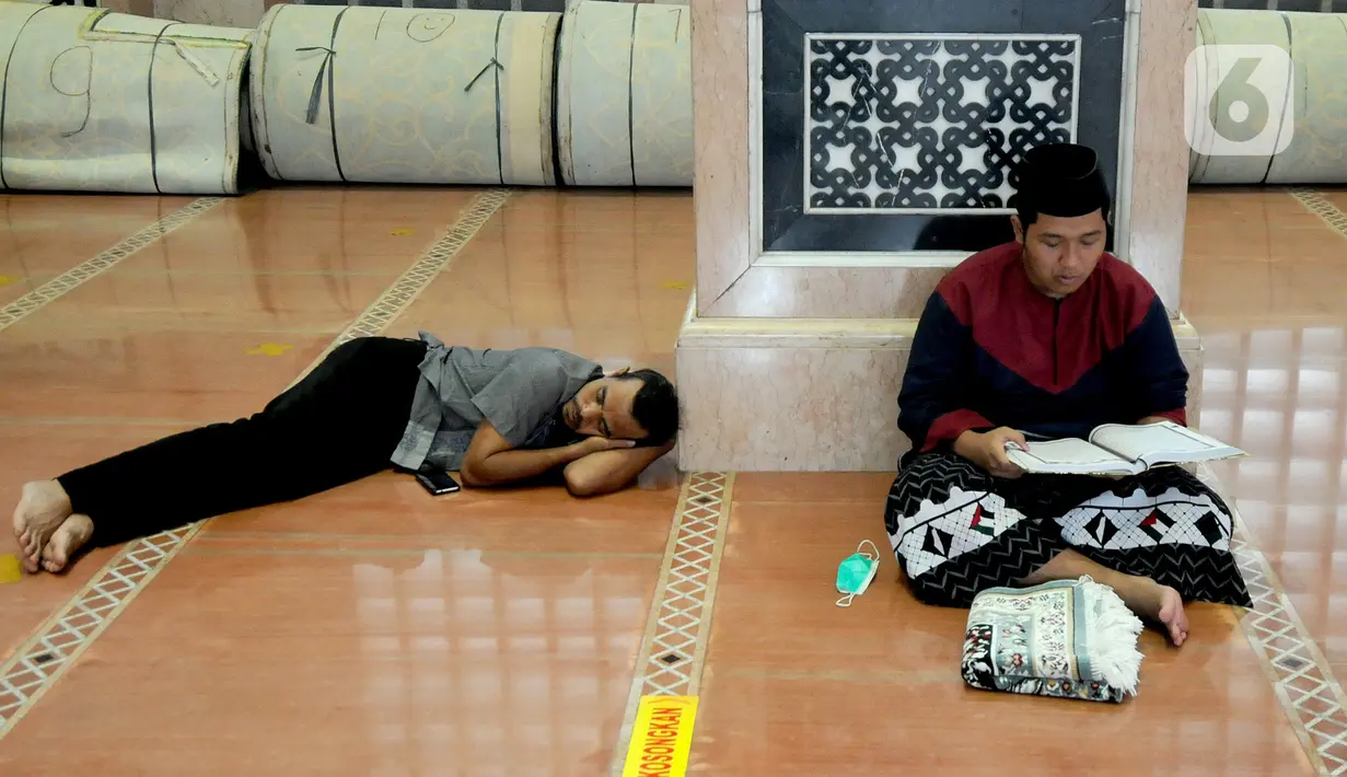Umat muslim bertadarus Alquran saat seorang lainnya tertidur di Masjid Kubah Emas, Depok, Jawa Barat, Jumat (16/4/2021). Bulan suci Ramadhan dimanfaatkan umat muslim untuk memperbanyak amalan dan ibadah di antaranya sholat sunah, zikir, dan tadarus Alquran.
(merdeka.com/ Arie Basuki)