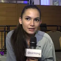 Mengendarai dan mengkoleksi beberapa motor besar adalah hobi yang biasanya digeluti oleh para pria. Tetapi menurut Kia, cewe membawa motor itu keren.