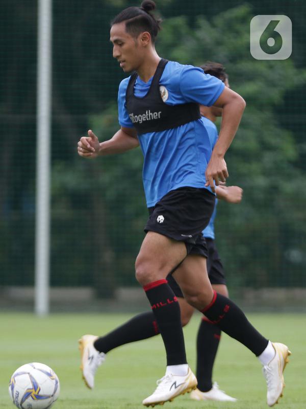 Pemain Timnas Indonesia U-22, Hanif Sjahbandi saat mengikuti latihan perdana di Lapangan D, Kompleks Gelora Bung Karno, Senayan, Jakarta, Rabu (10/2/2021). Latihan perdana Timnas U-22 diikuti 31 pemain yang dipersiapkan untuk ajang SEA Games 2021 di Vietnam. (Liputan6.com/Helmi Fithriansyah)