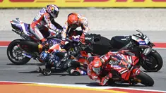 Seri pembuka MotoGP 2023 di Sirkuit Internasional Algarve, Portugal, Minggu (26/3/2023) langsung menghadirkan kejutan. Dua pembalap, Marc Marquez yang berstatus pole position dan jagoan tuan rumah, Miguel Oliveira gagal melanjutkan lomba saat balapan baru berlangsung dalam dua lap. Marc Marquez yang mencoba menyalip Jorge Martin akhirnya bersenggolan dan oleng hingga menabrak Miguel Oliveira dari belakang. Keduanya pun gagal melanjutkan lomba dan memberi jalan bagi Francesco Baganaia untuk memimpin lomba hingga lap terakhir. (AFP/Patricia De Melo Moreira)
