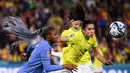 Pemain Brasil, Antonia (kanan) berebut bola dengan pemain Prancis, Kadidiatou Diani pada laga Grup F Piala Dunia Wanita 2023 di Brisbane Stadium, Brisbane, Australia, 29 Juli 2023. (AFP/Franck Fife)