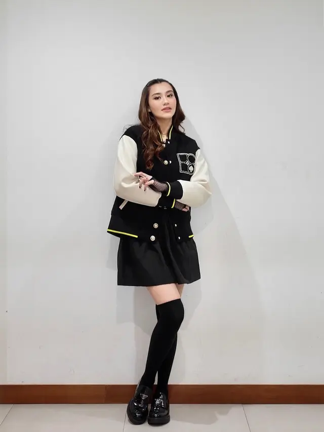 Tiru Gaya Aaliyah Massaid dan Ari Irham yang Tampil Kekinian dengan Bomber Jacket