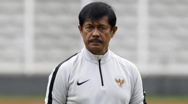 Pelatih Timnas Indonesia U-22, Indra Sjafri, mengamati pemainnya saat latihan. (Bola.com/Yoppy Renato)