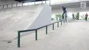 Skater sedang bermain di skaterpark di kolong Flyover Slipi, Jakarta, Selasa (15/1). Belum diresmikan, skaterpark di kolong Flyover Slipi, tampak berberapa dilintasan tampak rusak. (Liputan6.com/Herman Zakharia)
