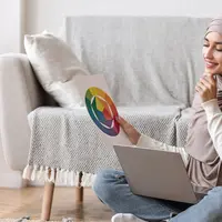 Memilih warna hijab yang pas bisa memberikan kesan cerah pada wajahmu. ©Milkos/Depositphotos