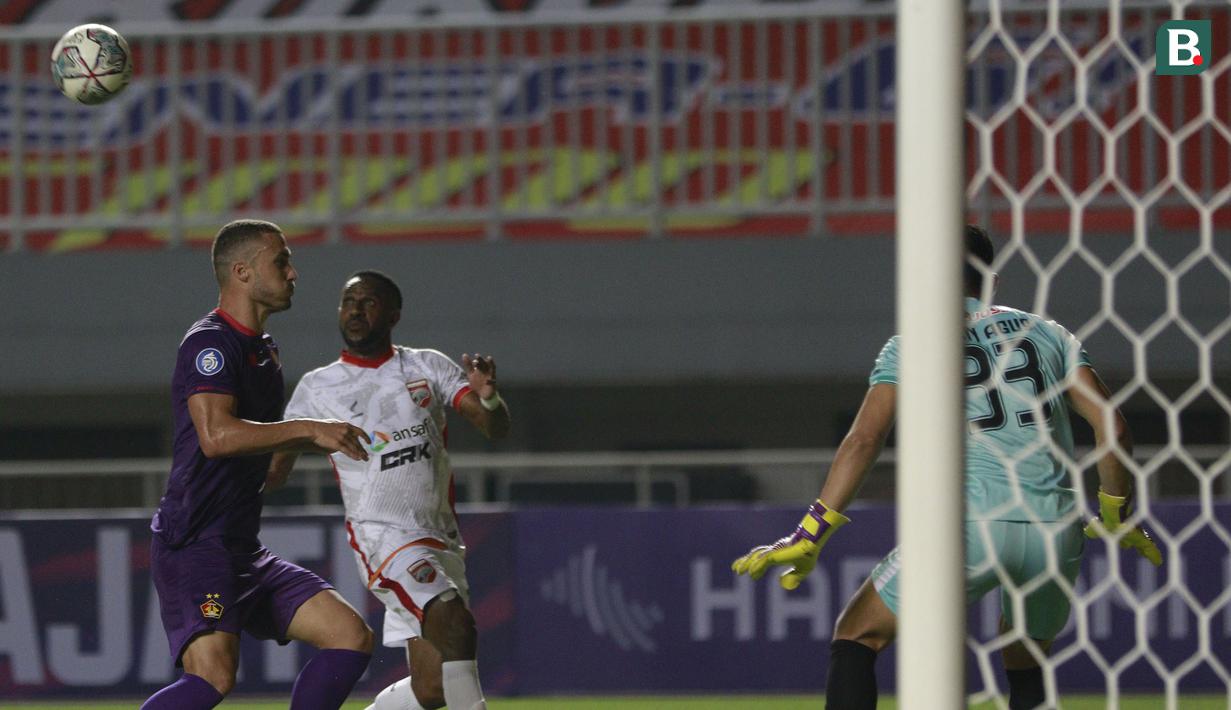 Penyerang Borneo FC, Boaz Salossa (tengah) berusaha mengontrol bola dibayangi bek Persik Kediri, Arthur Felix Silva dalam laga pekan kedua BRI Liga 1 2021/2022 di Stadion Pakansari, Bogor, Jumat (10/9/2021). Borneo FC kalah 0-1. (Foto: Bola.com/Ikhwan Yanuar)