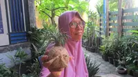 Warga menunjukkan hasil membuat tanaman hias dengan teknik "kokedama" di Kediri, Jawa Timur, Jumat (29/3). Antara Jatim/ Asmaul Chusna