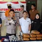 Polsek Teluk Betung Utara menangkap seorang bandar narkotika dengan barang bukti ganja seberat 9 kilogram dan sabu 241 gram. Foto : (Liputan6.com/Ardi).