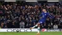 Pemain Chelsea, Kai Havertz mencetak gol melalui tendangan penalti ke gawang Borussia Dortmund pada laga leg kedua 16 Besar Liga Champions 2022/2023 yang berlangsung di Stamford Bridge, London, Rabu (08/03/2023) WIB. The Blues berhasil melaju ke babak perempat final setelah menang dengan agregat 2-1. (AFP/Adrian Dennis)
