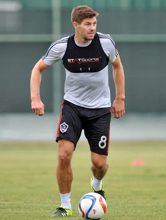 Gelandang LA Galaxy, Steven Gerrard mengontrol bola saat latihan di Stubhub Center, Los Angeles, Amerika Serikat (7/7/2015). Gerrard akan melakoni debut di laga pra musim kontra America 11 Juli mendatang. (REUTERS/Gary A. Vasquez-USA TODAY)
