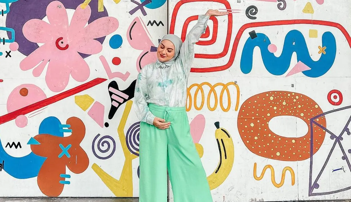 Tak sedikit pula dirinya memperlihatkan baby bump yang semakin membesar. Dikehamilannya kali ini banyak netizen yang menyebut jika penampilan Irish Bella semakin terlihat glowing. (Liputan6.com/IG/@_irishbella_)