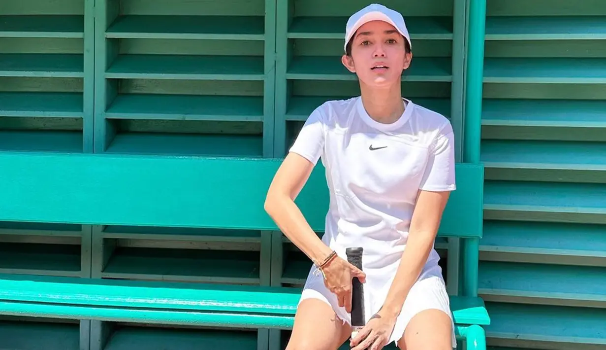 Sejumlah netizen pun mengaku insecure melihat body goals Ussy yang sekarang makin membuat dirinya awet muda. Dengan penampilan seperti ini, tak heran kalau banyak yang tidak menyangka bila usia Ussy sebenarnya sudah berusia kepala 4. (Liputan6.com/IG/@ussypratama)