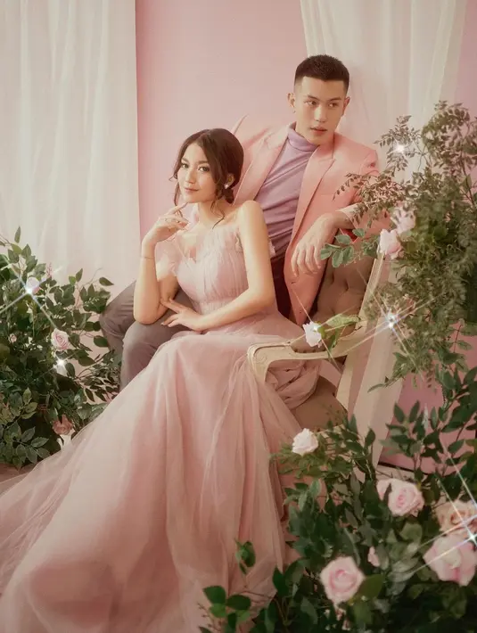 Gaun pengantin pink dengan jas pink bisa jadi opsi busana prewedding beda. Yang dieksekusi tetap manis dan romantis. [@julianjacs]