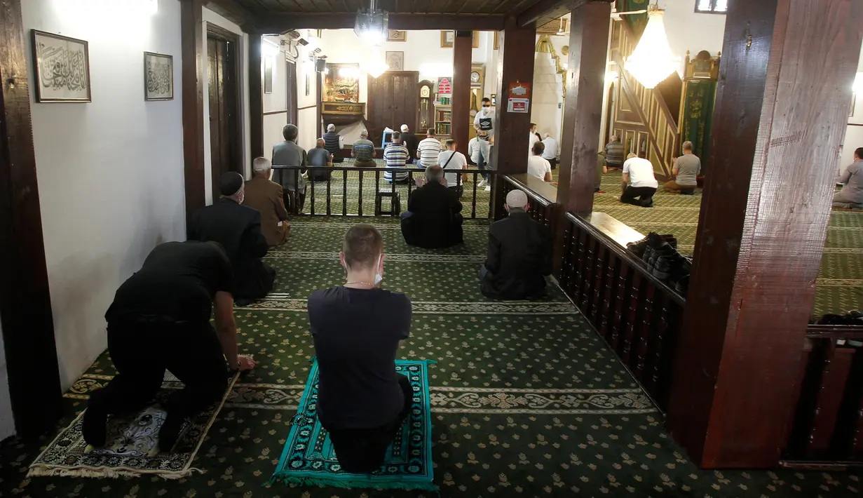 Umat Islam berdoa dengan menjaga jarak di Masjid Murat Pasha di Skopje, Macedonia Utara, Selasa (12/5/2020). Komunitas Agama Islam (IRC) di Macedonia Utara membuka kembali masjid-masjid, meskipun otoritas setempat meminta mempertimbangkan kembali keputusan itu terkait COVID-19. (AP/Boris Grdanoski)