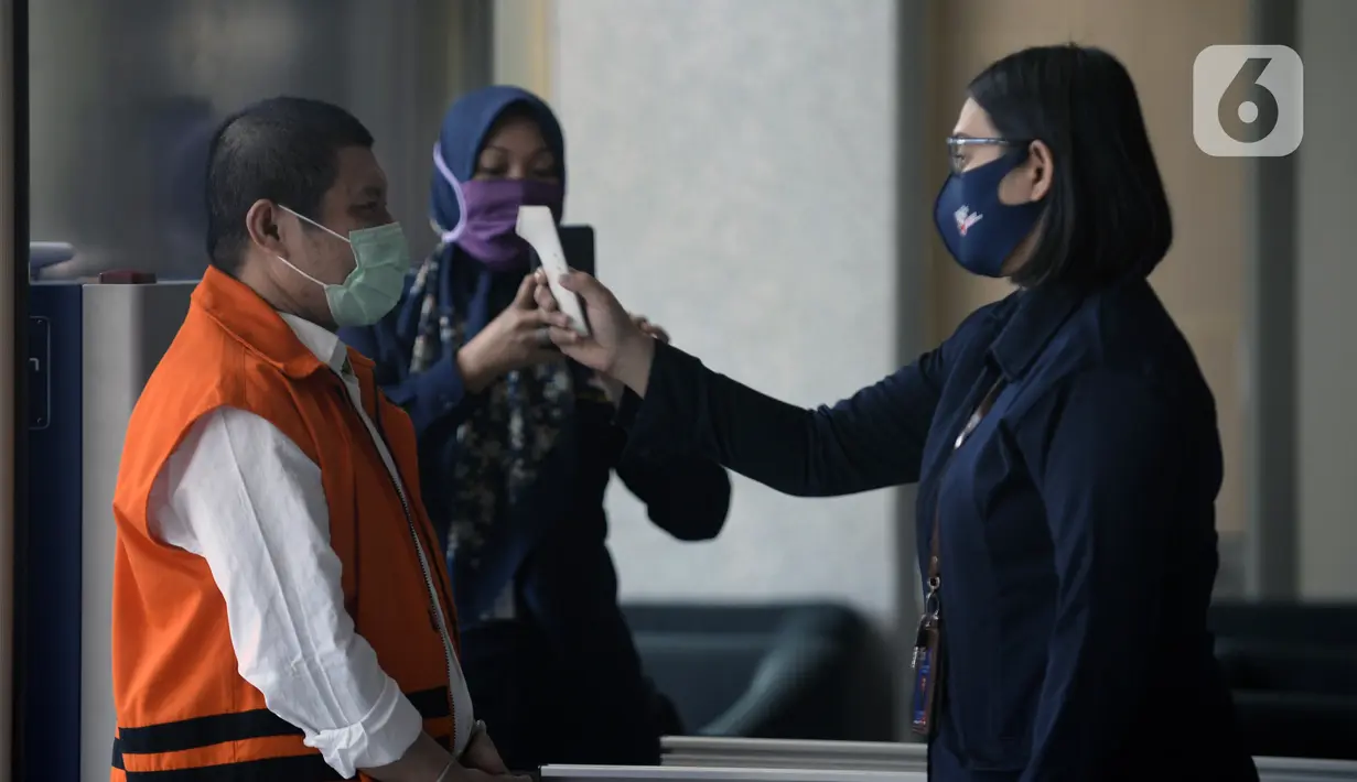 Bupati nonaktif Bengkalis Amril Mukminin (kiri) saat tiba untuk menandatangani penyerahan berkas P21 tahap 2 di Gedung KPK, Jakarta, Kamis (4/6/2020). Amril Mukminin segera disidangkan terkait kasus dugaan menerima suap proyek pembangunan jalan Duri-Sei Pakning. (merdeka.com/Dwi Narwoko)