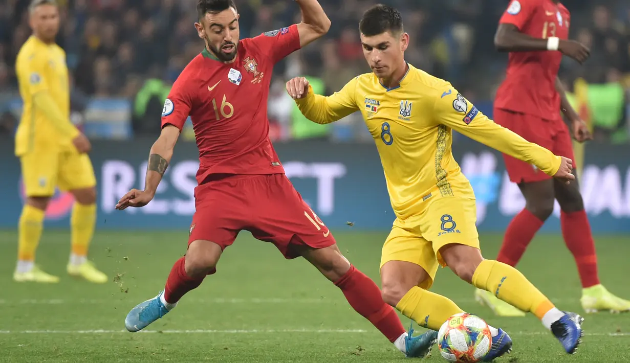 Gelandang Portugal, Bruno Fernandes berusaha merebut bola yang dibawa gelandang Ukraina, Ruslan Malinovskyi selama pertandingan Grup B Kualifikasi Piala Eropa 2020 di Stadion NSK Olympiyskiy (15/10/2019). Ukraina menang tipis atas Portugal 2-1. (AFP Photo/Genya Savilov)