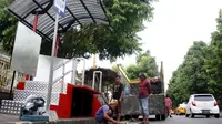 Pekerja mempersiapkan Shelter BRT Trans Jateng Koridor I Purwokerto-Purbalingga. (Foto: Liputan6.com/Muhamad Ridlo)