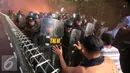 Demonstran bentrok dengan petugas saat mengikuti simulasi giat pengamanan pangkalan udara di Lanud Adisucipto Yogyakarta, (26/5). Simulasi di selenggarakan untuk mengantisipasi aksi kerusuhan saat terjadi unjukrasa. (Liputan6.com/Boy Harjanto)