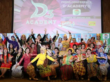 Para Peserta Dangdut Academy 3 berfoto bersama seusai jumpa pers Dangdut Academy di SCTV tower, Jakarta, Kamis (20/01).Peserta Dangdut Academy 3 kali ini berjumlah 36 peserta. (Liputan6.com/Herman Zakharia)
