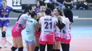 Para pemain Jakarta Livin Mandiri melakukan selebrasi usai mencetak poin saat menghadapi Jakarta Electric PLN pada laga Pekan 5 Putaran II PLN Mobile Proliga 2025 di GOR Jalak Harupat, Bandung, Jawa Barat, Jumat (7/2/2025). (Dok. PBVSI)