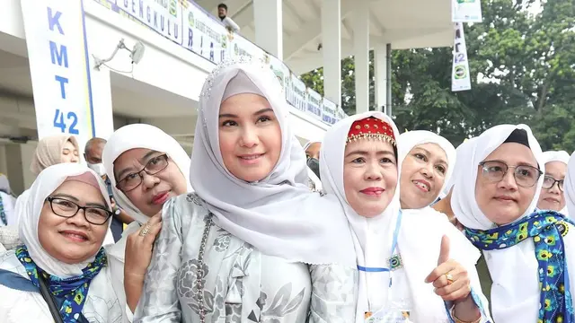 Tampil Berhijab, Ini 7 Potret Annisa Pohan Bareng Ibu-Ibu Pengajian