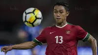 Gelandang Timnas Indonesia, Febri Hariyadi, berusaha mengontrol bola saat melawan Islandia pada laga persahabatan di SUGBK, Jakarta, Minggu (14/1/2018). Timnas Indonesia kalah 1-4 dari Islandia. (Bola.com/Vitalis Yogi Trisna)