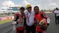 Pembalap Astra Honda Racing Team, Rheza Danica dan Awhin Sanjaya. (Bola.com/Ade Yusuf Satria)