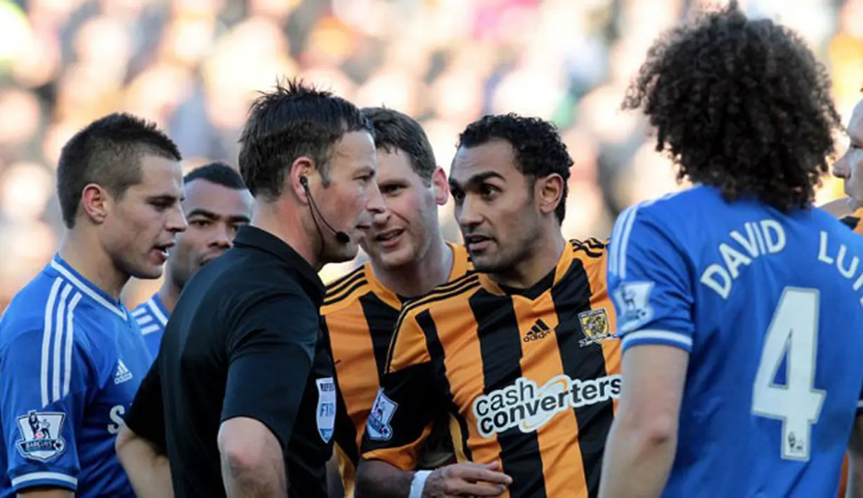 Ahmed Elmohamady menyatakan pendapatnya kepada wasit Mark Clattenburg pada pertandingan sepak bola Liga Inggris antara Hull City vs Chelsea di Stadion Kingston Communications, Hull (11/01/14). (AFP/Lindsey Parnaby)
