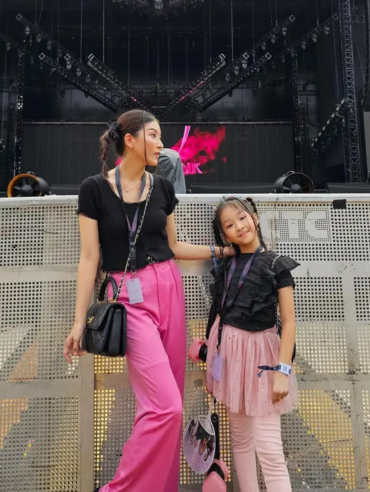 Yang tidak kalah menarik perhatian adalah penampilan anak pertama Ruben dan Sawendah, Thalia. Sama dengan busana bundanya, Thalia juga mengenakan hitam dan merah muda. Beberapa potretnya saat menyaksikan konser Blackpink di bagikan di akun instagramnya. [Istagram/sarwendah29]