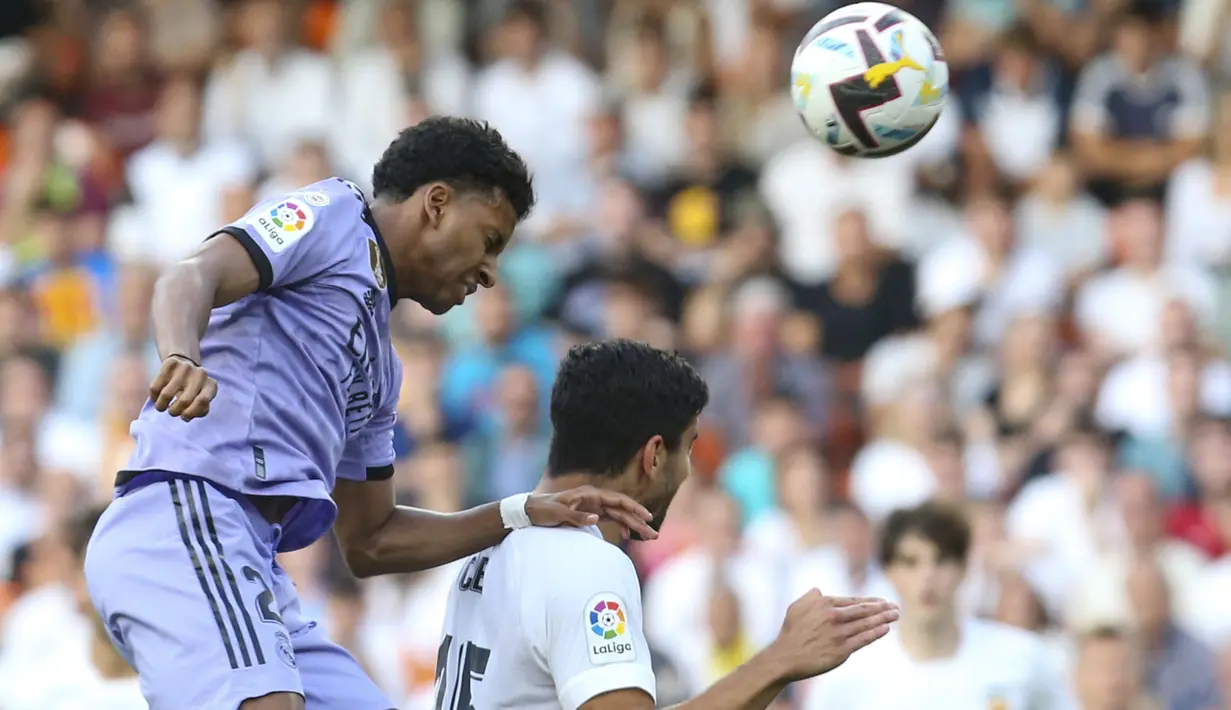 Pada laga yang diwarnai beberapa kontroversi ini, Real Madrid harus bermain 10 orang. (AP Photo/Alberto Saiz)